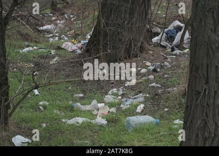Symbolbild Umweltverschmutzung, Plastikmüll am Straßenrand, Oblast Kherson, Ukraine Stockfoto