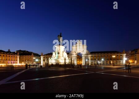 Reiterstandbild von König Jose I. und Arco da Rua Augusta, Blaue Stunde, Praca do Comercio, Baixa, Lissabon, Portugal Stockfoto