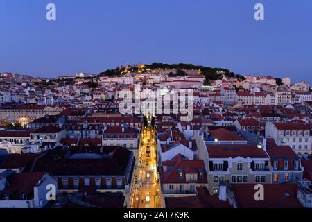 Blick vom Elevador de Santa Justa, Place Rossio am Abend, Chiado, Lissabon, Portugal Stockfoto