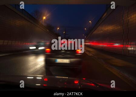 Nachts fahren Autos in der Tunnelausfahrt, Niedersachsen. Deutschland Stockfoto