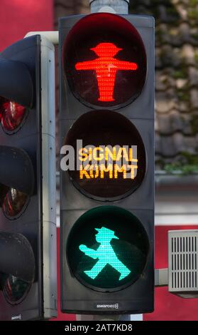 Rot-grüne Ampel männlich an Fußgängerampel, DARSS, Mecklenburg-Vorpommern, Deutschland Stockfoto