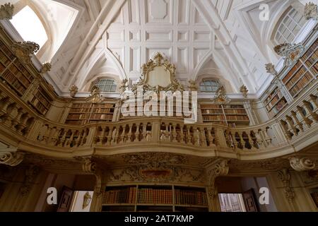 Galerie in der Bibliothek mit historischen Büchern, Palacio Nacional de Mafra, Mafra, Portugal Stockfoto