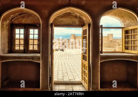 Ruinen, Türme und Wände der Zitadelle Rayen durch ein Fenster, Das Größte adobe-gebäude der Welt, Provinz Kerman, Iran Stockfoto