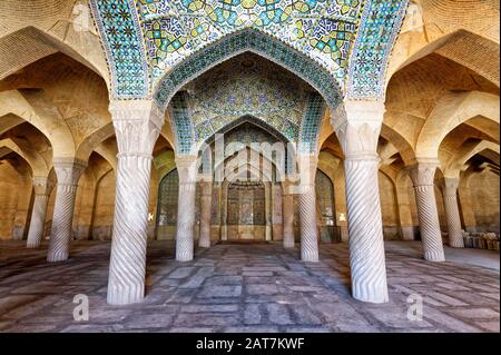 Die Säulen von Schabestan im Betsaal, die Vakil-Moschee, Shiraz, die Provinz Fars, Iran Stockfoto