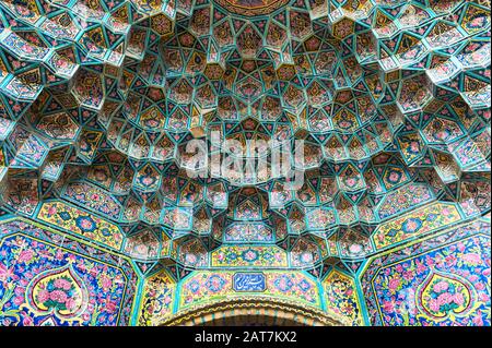 Nasir-ol-Molk-Moschee, Fliesen- und festsitzende Decken, Shiraz, Provinz Fars, Iran Stockfoto