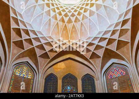 Pavillon unter dem Windfang und bunte Glasfenster, Dolat Abad Garden, Yazd, Iran Stockfoto