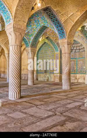 Die Säulen von Schabestan im Betsaal, die Vakil-Moschee, Shiraz, die Provinz Fars, Iran Stockfoto