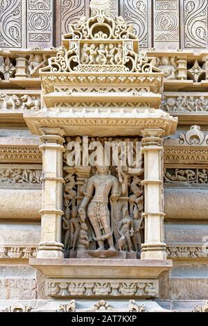 Skulpturen an den Wänden des Lakshmana-Tempels, der Khajuraho-Gruppe Der Denkmäler, des Bundesstaates Madhya Pradesh, Indien Stockfoto