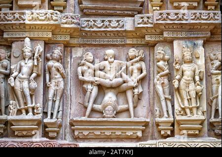 Skulpturen an den Wänden des Kandariya-Mahadeva-Tempels, bekannt als der Große Gott der Höhle, Khajuraho Gruppe Der Denkmäler, Madhya Pradesh Staat, Indien Stockfoto