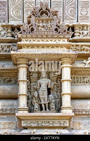 Skulpturen an den Wänden des Lakshmana-Tempels, der Khajuraho-Gruppe Der Denkmäler, des Bundesstaates Madhya Pradesh, Indien Stockfoto