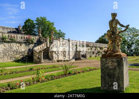 Frankreich, Indre, Berry, Valencay, Chateau de Valencay Park und Gärten, Treppe zum Jardin de la Duchesse im Frühjahr, Flore et l'Amour Statue // Fraa Stockfoto