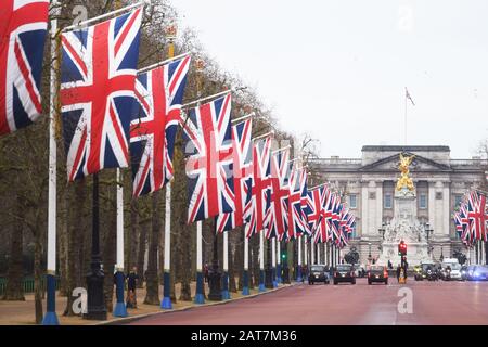 Die Flaggen der Union führen am Brexit Day zum Buckingham Palace im Zentrum Londons. PA Foto. Bilddatum: Freitag, 31. Januar 2020. Fotoreporter sollte lauten: Kirsty O'Connor/PA Wire Stockfoto