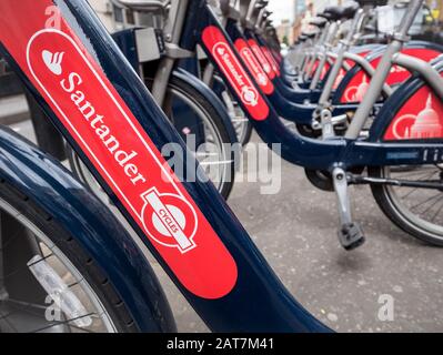 Santander Zyklen. Genaues Detail des gesponserten Brandings, das auf dem London Shared Fahrradverleihplan zu sehen ist. Stockfoto