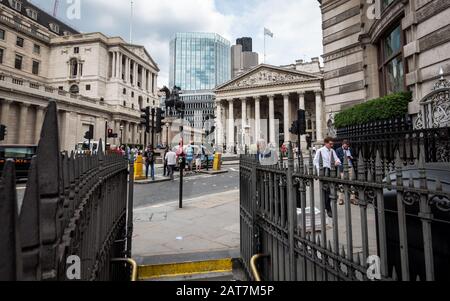 Der Finanzbezirk der City of London mit Der Bank of England (links), Royal Exchange (rechts) und RBS (Mitte). Stockfoto