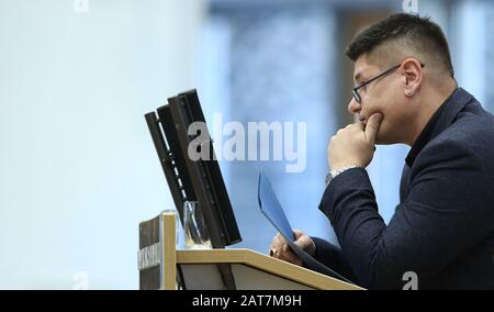 Magdeburg, Deutschland. Januar 2020. Mario Lehmann (AfD), Abgeordneter, steht während der Schlusssitzung des Landtags von Sachsen-Anhalt am Rednerpult. Credit: Ronny Hartmann / dpa / Alamy Live News Stockfoto