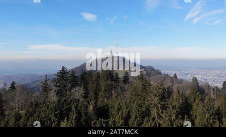 Uetliberg und der Zürichsee werden von Drohne hergestellt Stockfoto