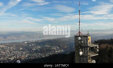 Uetliberg und der Zürichsee werden von Drohne hergestellt Stockfoto