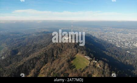 Uetliberg und der Zürichsee werden von Drohne hergestellt Stockfoto