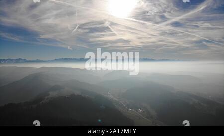 Uetliberg und der Zürichsee werden von Drohne hergestellt Stockfoto