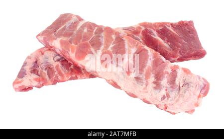 Gestelle mit frischen, rohen Schweinefleischrippen, isoliert auf weißem Grund Stockfoto