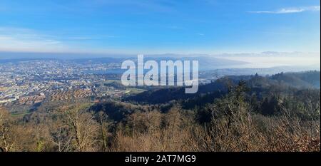 Uetliberg und der Zürichsee werden von Drohne hergestellt Stockfoto