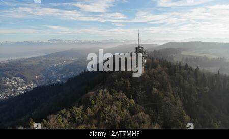 Uetliberg und der Zürichsee werden von Drohne hergestellt Stockfoto