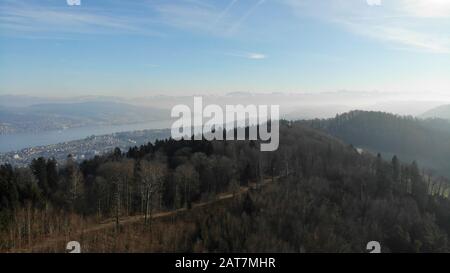 Uetliberg und der Zürichsee werden von Drohne hergestellt Stockfoto