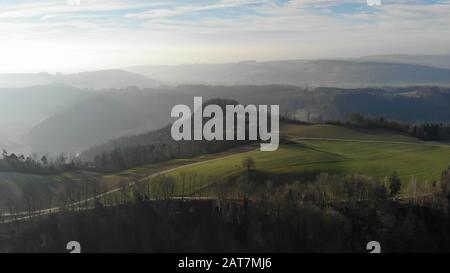 Uetliberg und der Zürichsee werden von Drohne hergestellt Stockfoto