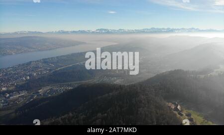 Uetliberg und der Zürichsee werden von Drohne hergestellt Stockfoto