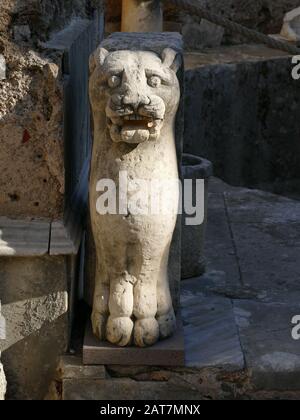 Ruinen an Der Seite, die Türkei zeigt eine Statue des Löwen Stockfoto