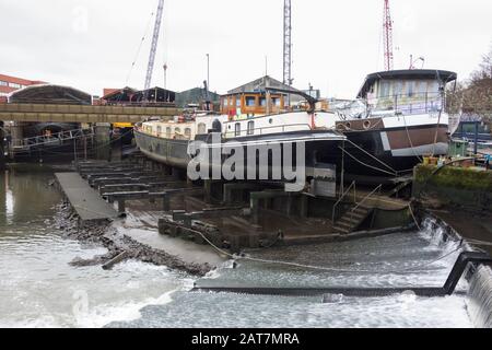 Bootsreparaturen in Brentford Dock, Brentford, Hounslow, Middlesex, UK Stockfoto