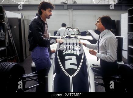 Gordon Murray und Bernie Ecclestone im Werk von Brabham mit einem Wagen des Typ BT50 f 1 1982 Stockfoto