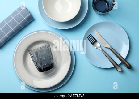 Elegante Tischeinstellung auf blauem Hintergrund, Draufsicht Stockfoto