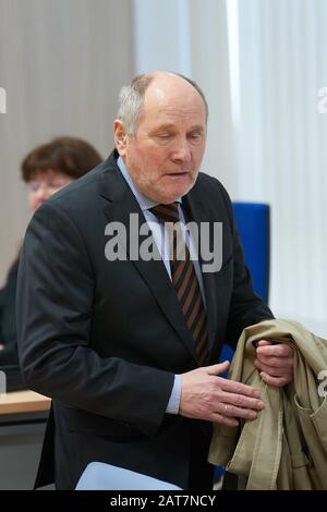 Koblenz, Deutschland. Januar 2020. Der ehemalige rheinland-pfälzische Wirtschaftsminister Ingolf Deubel (SPD) betritt zur Urteilsverkündung den Gerichtssaal des Landgerichts. Ihm wird die Unterschlagung im Zusammenhang mit der gescheiterten Privatfinanzierung der Erweiterung des burgring im Jahr 2009 vorgeworfen. Er wurde bereits zu dreieinhalb Jahren Haft verurteilt, 2015 wird der Bundesgerichtshof die Strafe teilweise annullieren. Nun stellt ihn eine weitere Strafkammer des Landgerichts Koblenz erneut vor Gericht. Credit: Thomas Frey / dpa / Alamy Live News Stockfoto