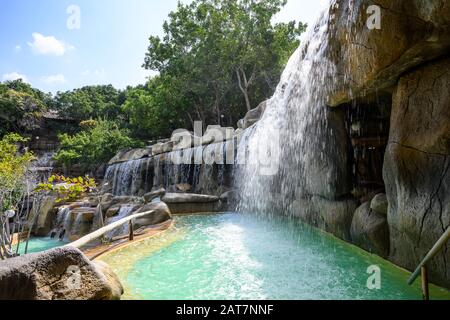 Wasserfall in einer Mineralquelle I Resort Spa in Nha Trang in Vietnam. Januar 2020 Stockfoto