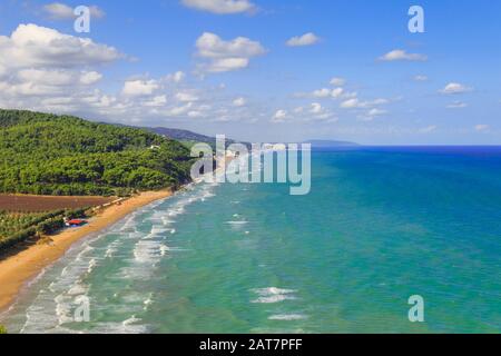 Die schönsten Strände von Apulien: Calenelle Bay im Gargano-Nationalpark, Italien. Es ist ein Paradies aus feinem goldenem Sand und kristallinem Sand. Stockfoto