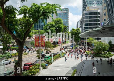 Singapur. Januar 2020. Der Verkehr in der Orchard Road und die Menschenmenge auf dem Bürgersteig Stockfoto