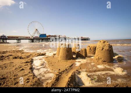 Sandburgen mit der Messe am Central Pier von Blackpool im Hintergrund Stockfoto