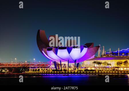 Singapur. Januar 2020. Ein Nachtblick auf das ArtScience Museumsgebäude Stockfoto
