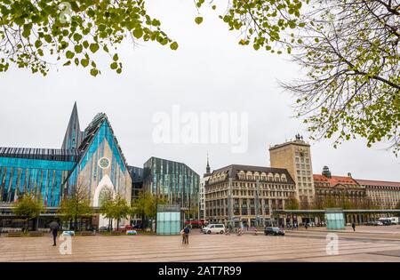 Leipzig, Deutschland - 28. Oktober 2019: Augusteum und Paulinum, Gebäude der Universität Leipzig am Augustusplatz in Leipzig. Paulinum steht an der si Stockfoto