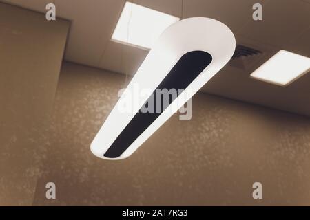 Loft-Lampe mit schwachem Licht und gerader langer Linie der BeamDesign Loft-Lampe mit schwachem Licht und gerader langer Strahllinie Stockfoto