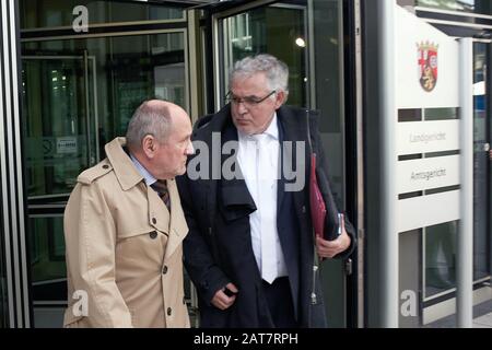 Koblenz, Deutschland. Januar 2020. Der ehemalige rheinland-pfälzische Wirtschaftsminister Ingolf Deubel (SPD, l) verlässt nach der Urteilsverkündung mit Rechtsanwalt Rüdiger Weidhaas das Gerichtsgebäude des Landgerichts. Deubel wird wegen Unterschlagung im Zusammenhang mit der gescheiterten Privatfinanzierung der Erweiterung des burgrings 2009 zu insgesamt zwei Jahren und drei Monaten Haft verurteilt. Gegen das Urteil kann er noch Berufung einlegen. Credit: Thomas Frey / dpa / Alamy Live News Stockfoto