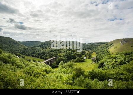 Monsal Dale und das Monsal Head Viaduct vom Monsal Head, Peak District National Park, Derbyshire Stockfoto