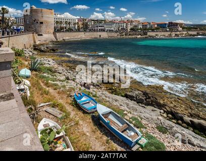 Mittelalterlichen Torre di Sulis und Verteidigungsmauern über dem Mittelmeer, in Alghero, Provinz Sassari, Sardinien, Italien Stockfoto