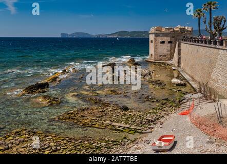 Mittelalterlichen Torre di San Giacomo und Verteidigungsmauern über dem Mittelmeer, in Alghero, Provinz Sassari, Sardinien, Italien Stockfoto