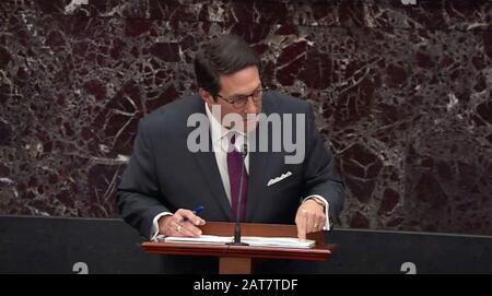 In einem Foto, das aus dem Live-Feed des US-Senats aufgenommen wurde, ist Jay Sekulow, persönlicher Anwalt von Präsident Trump, am 30. Januar 2020, Tag 10 des Amtsenthebungsverlags von Präsident Donald Trump, abgebildet. Präsident Trump steht vor zwei Artikeln der Amtsenthebung: Machtmissbrauch und Behinderung des Kongresses. UPI Stockfoto