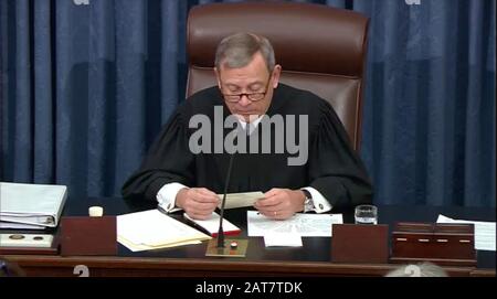 In einem Foto, das aus dem Live-Feed des US-Senats aufgenommen wurde, ist Chief Justice des Obersten Gerichtshofs John Roberts am 30. Januar 2020, Tag 10 des Amtsenthebungsverlages von Präsident Donald Trump, abgebildet. Präsident Trump steht vor zwei Artikeln der Amtsenthebung: Machtmissbrauch und Behinderung des Kongresses. UPI Stockfoto