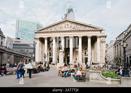 Stadtarbeiter und Touristen vor der Bank of England, Threadneedle St, in der City of London, Großbritannien Stockfoto