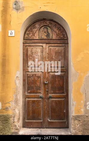 Bild von Maria und Jesus an der Haustür auf Der Via Maiorca, historisches Zentrum von Alghero, Provinz Sassari, Sardinien, Italien Stockfoto