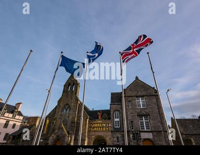 Holyrood, Edinburgh, Schottland, Großbritannien. Januar 2020. Brexit Day im schottischen parlamentsgebäude mit den EU-Sternen, dem schottischen Saltyre und den Flagge der Union Jack Flying. Das schottische parlament hat beschlossen, nach dem Brexit weiterhin die EU-Flagge zu führen Stockfoto